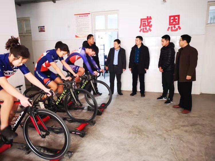 张惠敏副局长于2月27日到新乡县古固寨中学自行车队、皮划艇队调研